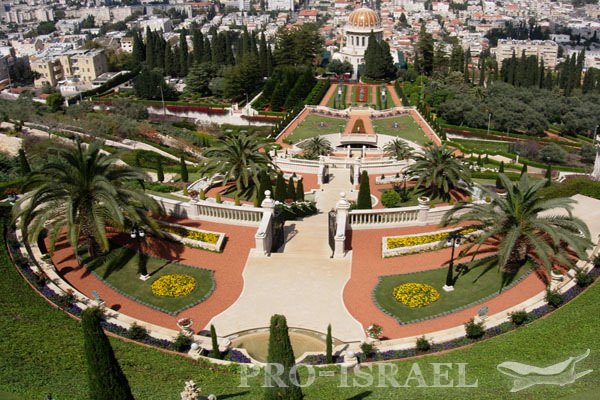 Вид на верхнюю часть таррас Бахайских садов Хайфы