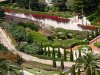 Одна из боковых террас Бахайских садов Хайфы с прогулочной аллеей.