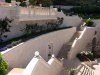 Спуск между террасами Бахайских садов Хайфы, украшенный многочисленными композициями из цветов и иерусалимского камня.