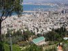 Вид на Нижний Город и порт Хайфа в Средиземном море
