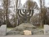 Менора - памятник казненным евреям в виде меноры