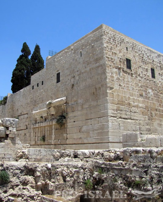 Иродианская каменная кладка юго-западного угла храмовой стены.