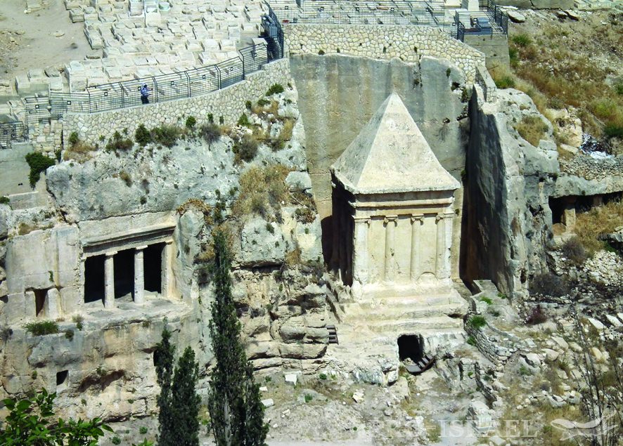 Могилы Захарии (справа) и «сыновей Хезира» (слева) на склоне Кедронского оврага.