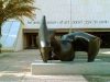 Скульптура Генри Мура перед музеем искусств