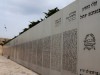 На этой стене выбиты в алфавитном порядке имена погибших танкистов
