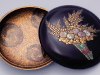 Табакерка (Кома Кансай, 19 в.), лакированное дерево, инкрустированное золотом, перламутром, серебром, фарфором, Хайфский музей японского искусства 