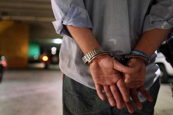 Криминальная хроника. Бывший полицейский, владелец секс-шопа, арестован по делу об убийстве араба  