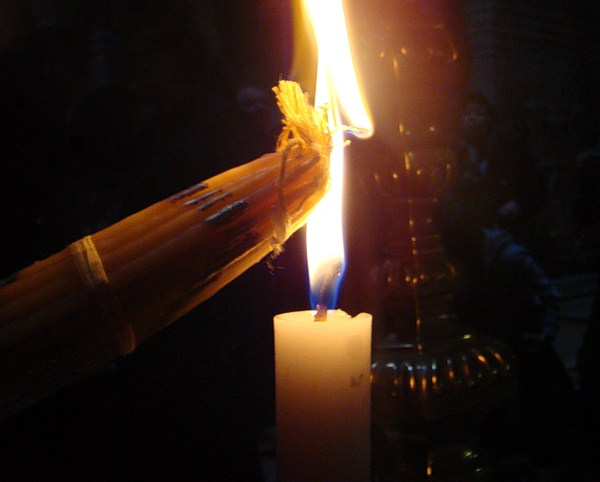 Священный иерусалимский огонь в Храме Гроба Господня
