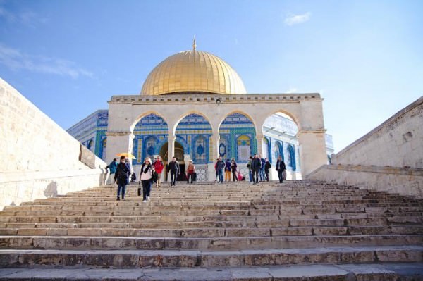 Полиция Иерусалима запрещает евреям закрывать глаза, поднимаясь на Храмовую гору