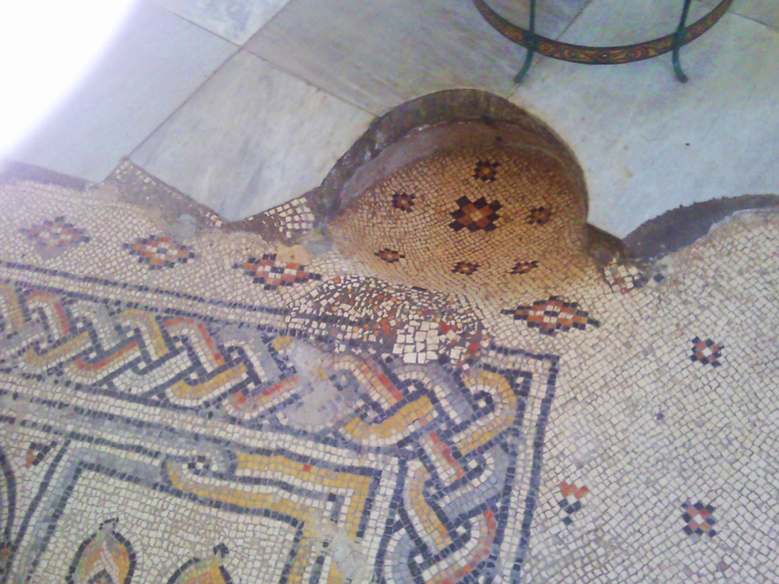 Мозаичный пол с улублением в часовне обретения Главы Иоанна Крестителя