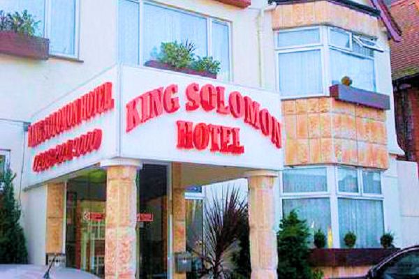 Вход в отель